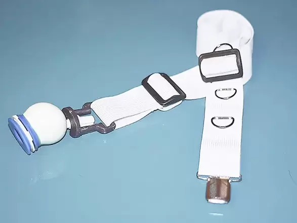 La barella con cinghie elastiche come strumento ausiliario aiuterà ad allargare il pene