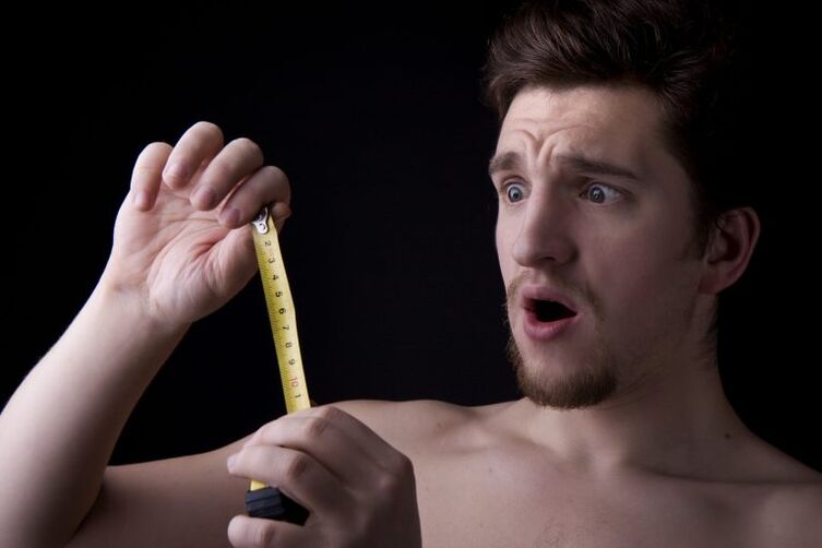 un uomo ha misurato il suo pene prima dell'aumento con una pompa