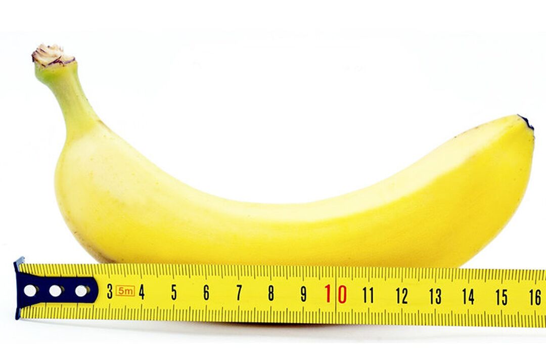 una banana con un righello simboleggia la misurazione del pene dopo l'intervento chirurgico